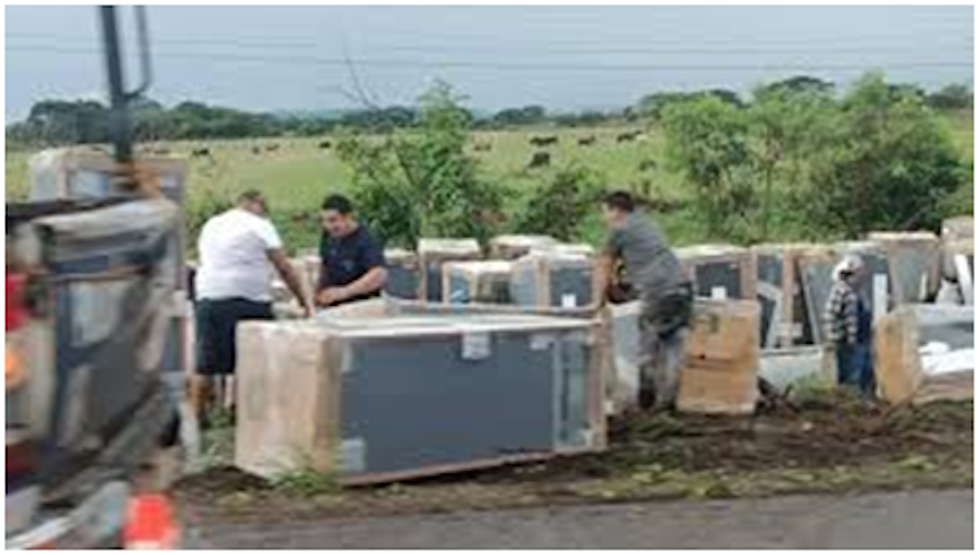 Tráiler cae de un puente en la autopista México–Querétaro