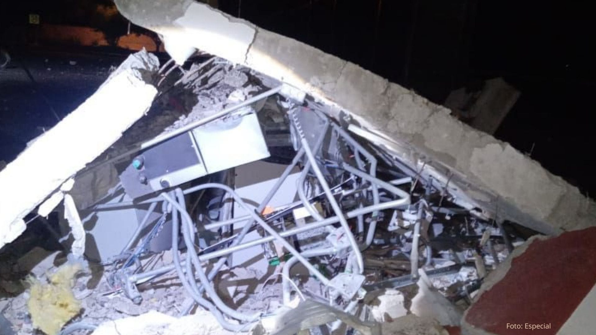 Explosión destruye cajero automático en instalaciones de la UAEH en Tulancingo