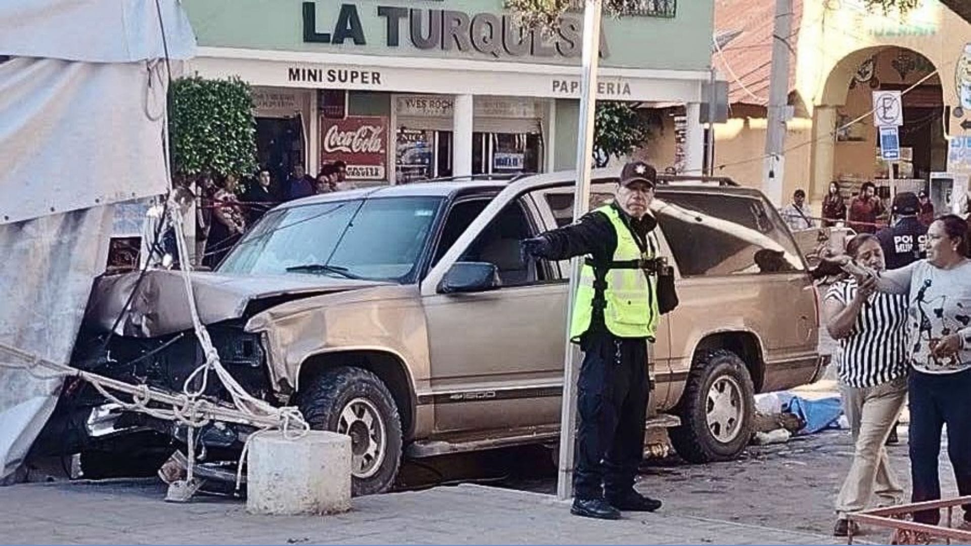 Adulto mayor pierde el control de su camioneta y provoca trágico ...