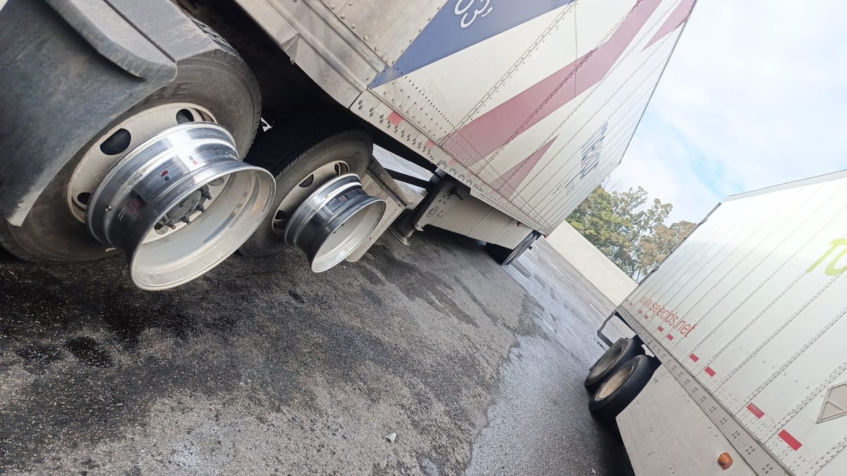 Roban neumáticos de tráiler estacionado en gasolinera del Arco Norte Post feature image