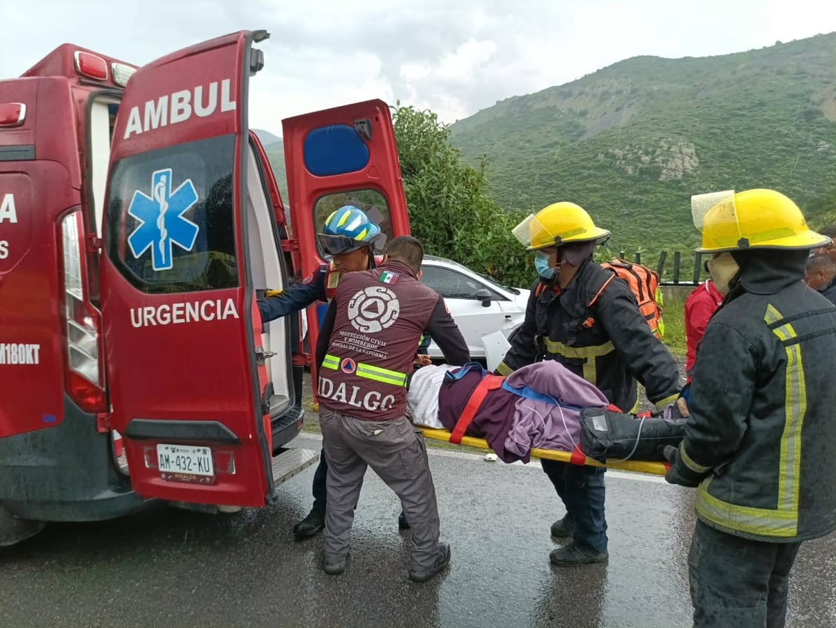 Rescatan a familia luego de caer a un barranco Post feature image
