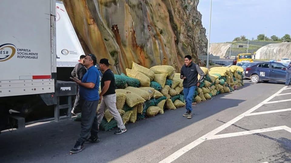 Volcadura de Camión en Real del Monte: Resaltan Solidaridad Ciudadana Post feature image