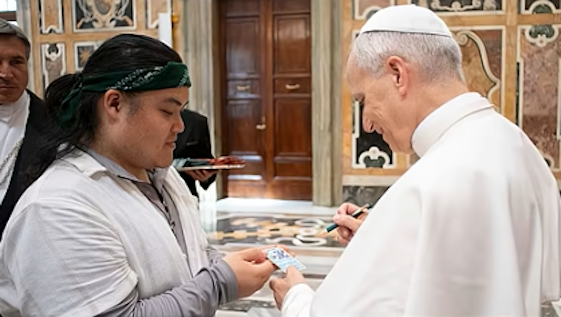 Ni Pikachu lo vio venir: el Papa León XIV firma carta Pokémon en audiencia papal Post feature image