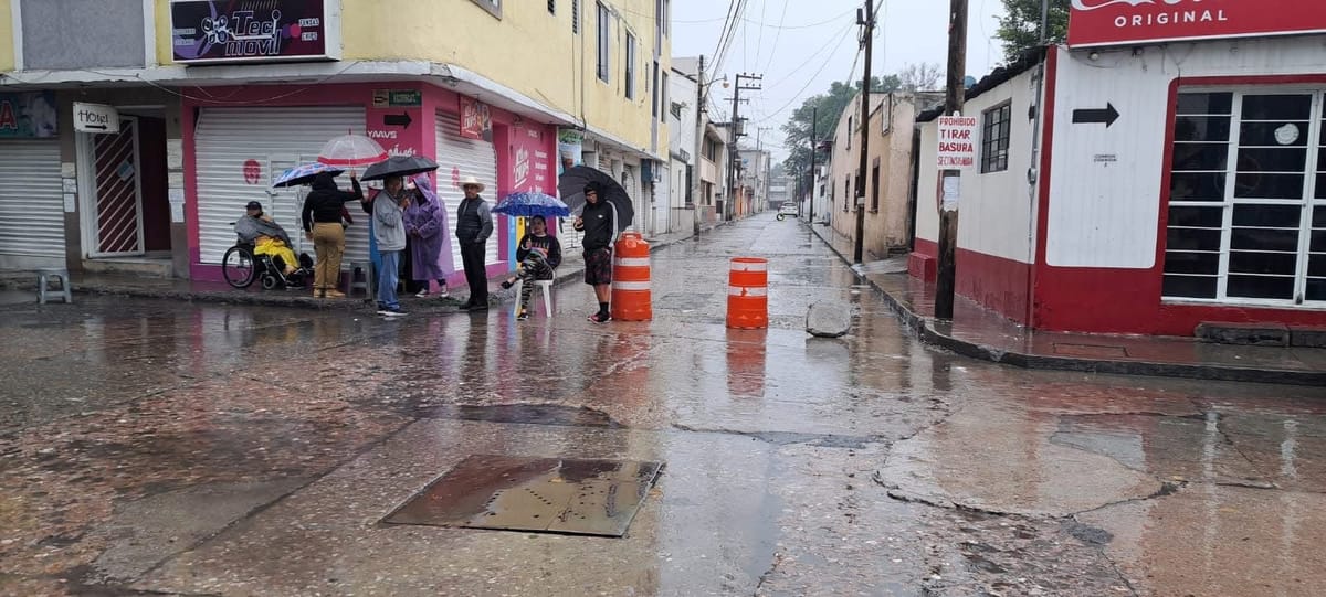 Vecinos bloquean calle Manuel Rojo del Río por deterioro vial y paso de transporte pesado Post feature image