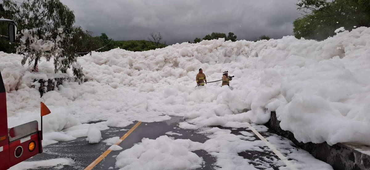 Permanece cerrada la carretera Chilcuautla-Alfajayucan por acumulación de espuma Post feature image