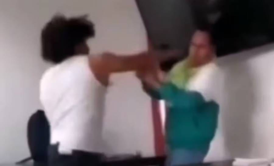 Estudiante explota y golpea a su maestro en plena clase; el video causa indignación Post feature image