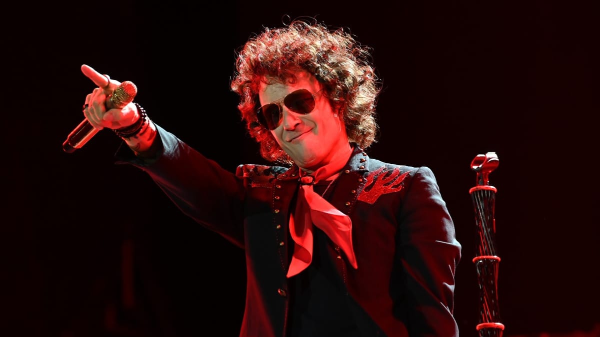 ¡Enrique Bunbury explota en pleno show! Detiene concierto y arremete contra fan Post feature image