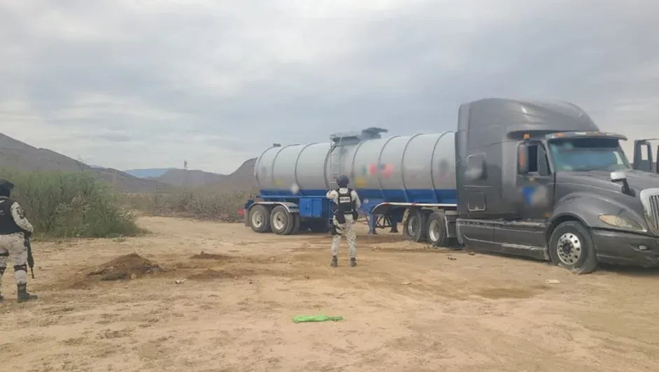 Aseguran más de 1.8 millones de litros de hidrocarburo y arsenal en varios estados del norte del país Post feature image
