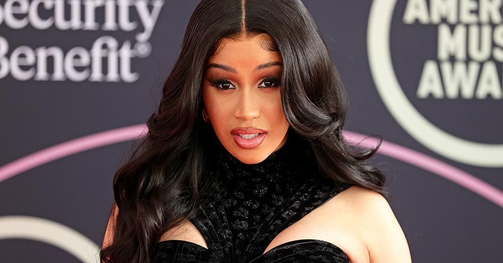 ¡Micrófonazo con demanda! Fan acusa a Cardi B de agresión Post feature image