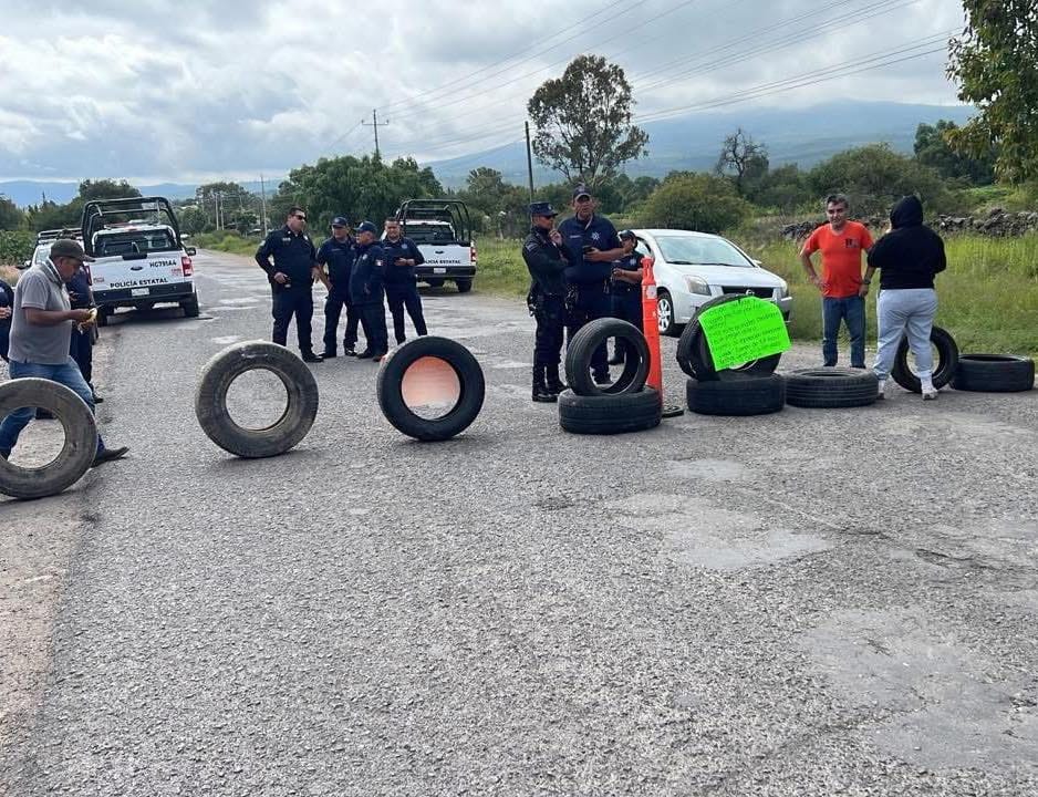 Bloquean carretera, piden su rehabilitación Post feature image