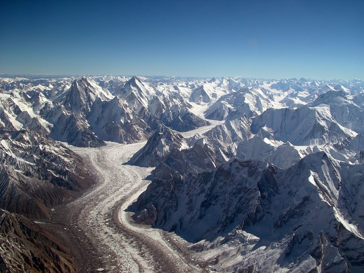 Hallan cuerpo intacto de hombre desaparecido hace 28 años en un glaciar de Pakistán Post feature image