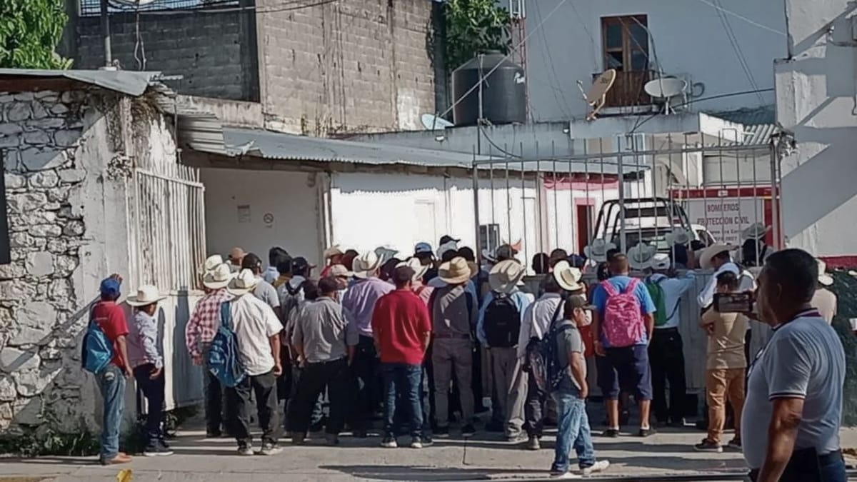 Vecinos toman presidencia municipal de San Felipe Orizatlán por falta de agua Post feature image