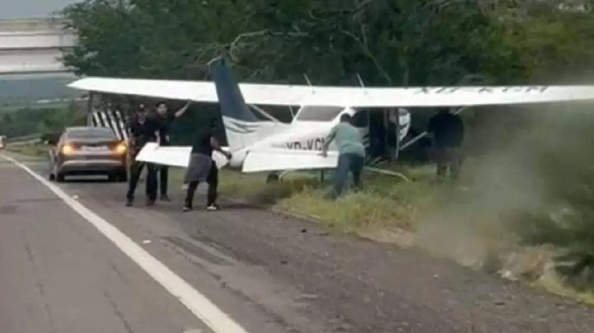 Aterrizaje forzoso de una avioneta  en la autopista Mazatlán-Culiacán Post feature image