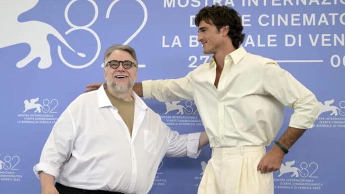 De pie y sin parar: 13 minutos de aplausos para Frankenstein de Guillermo del Toro Post feature image