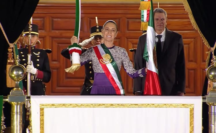 Un Zócalo lleno acompaña a Claudia Sheinbaum en su primer Grito Post feature image
