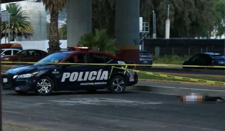 Hombre muere tras lanzarse de un puente peatonal Post feature image