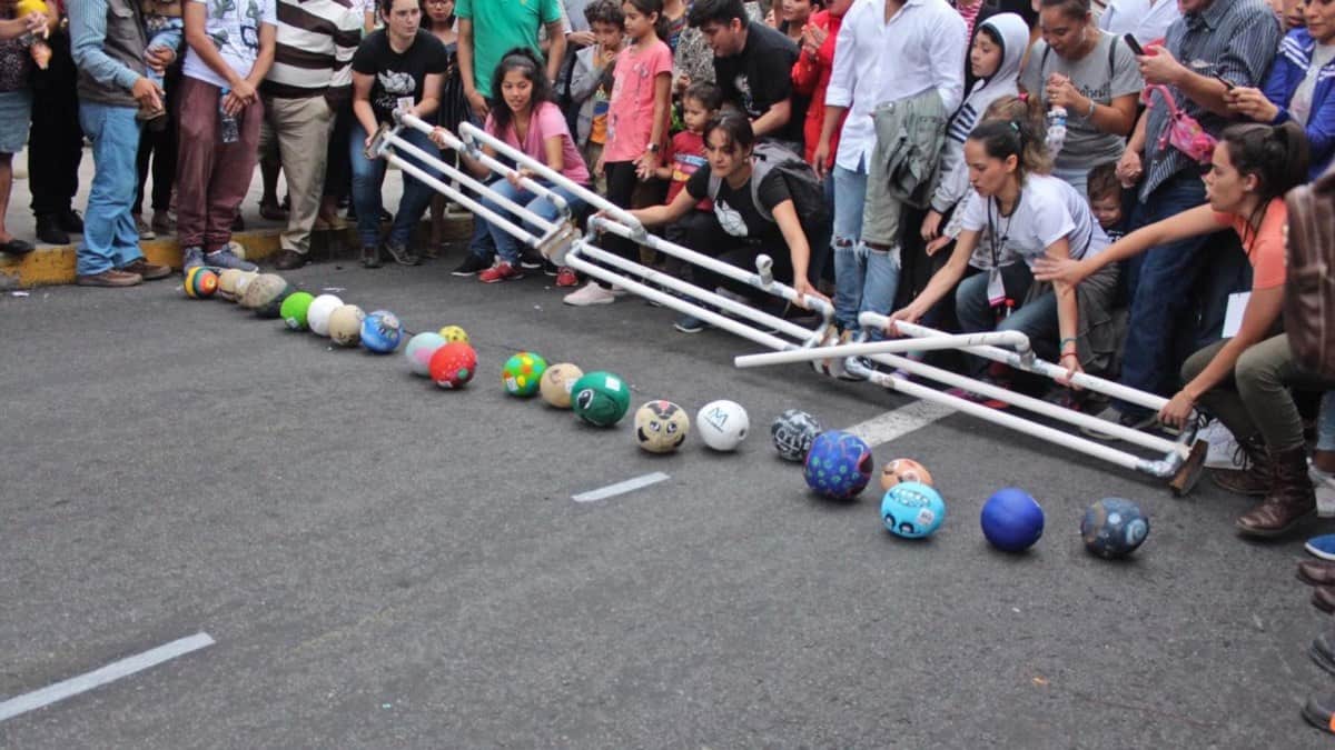 Risas, creatividad y melones disfrazados: una tradición muy loca Post feature image