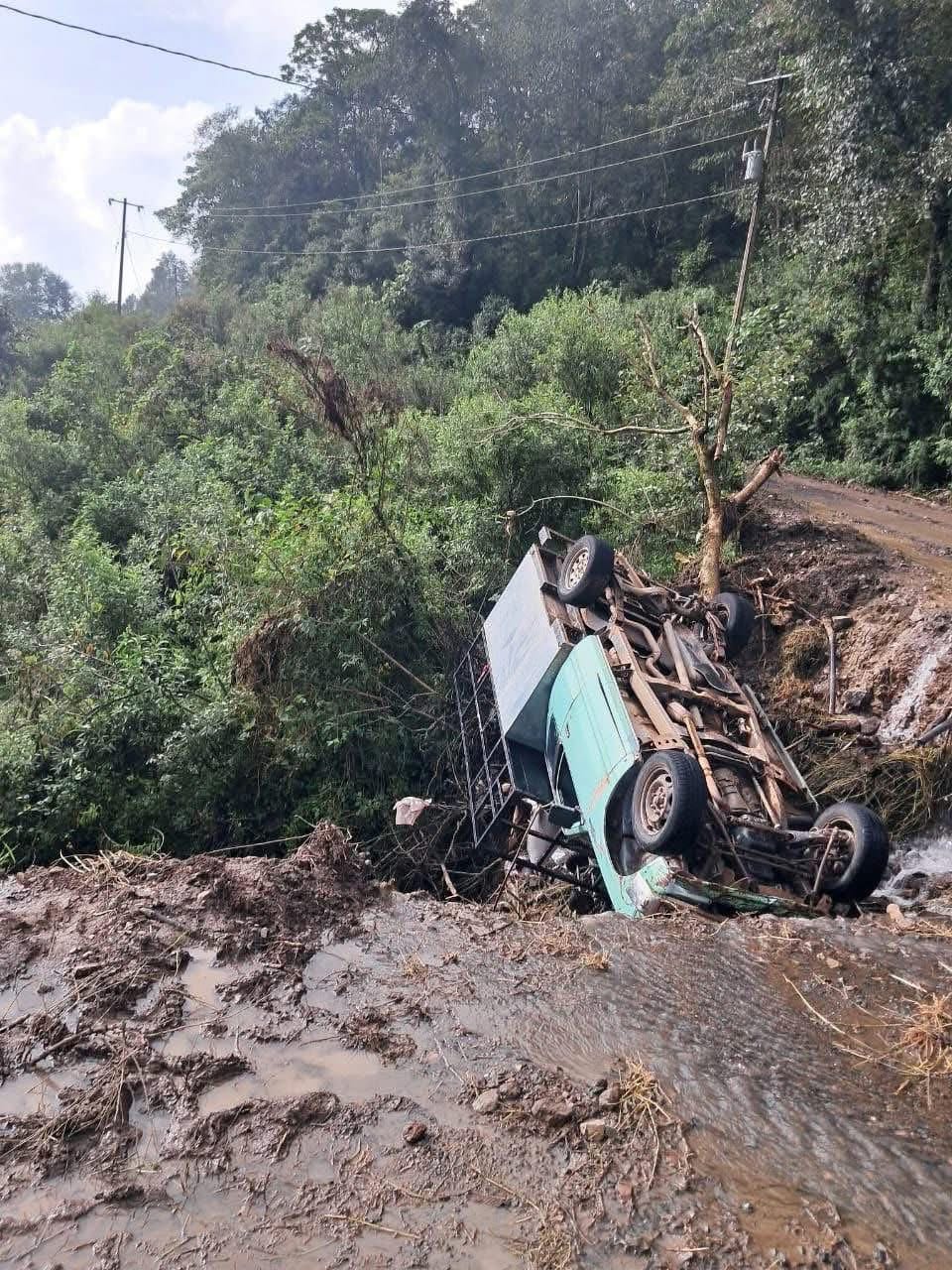 Se vuelca camioneta con ayuda humanitaria en San Bartolomé Tutotepec; saldo blanco Post feature image