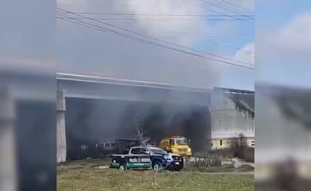Camión de carga cae de un puente en la México–Tuxpan; reportan al menos un fallecido Post feature image