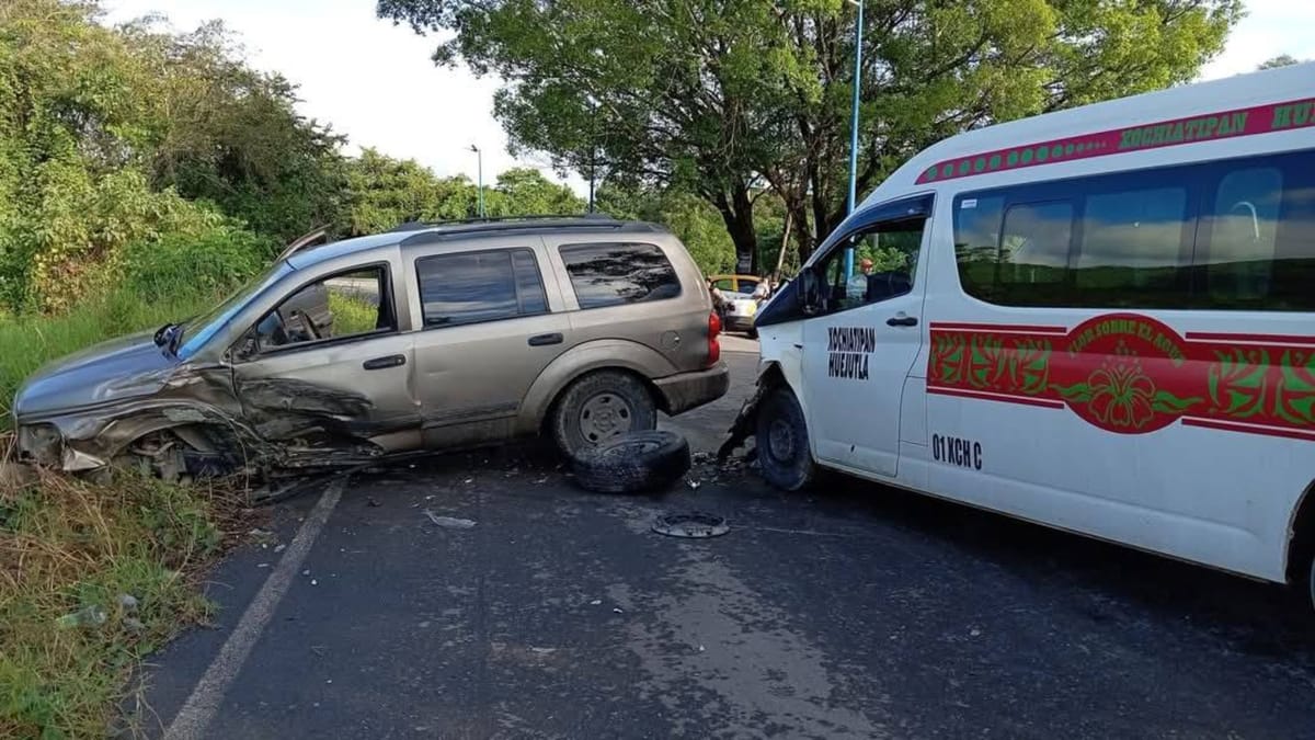 Urvan de transporte público y camioneta se impactan en la carretera Álamo-Tamazunchale Post feature image