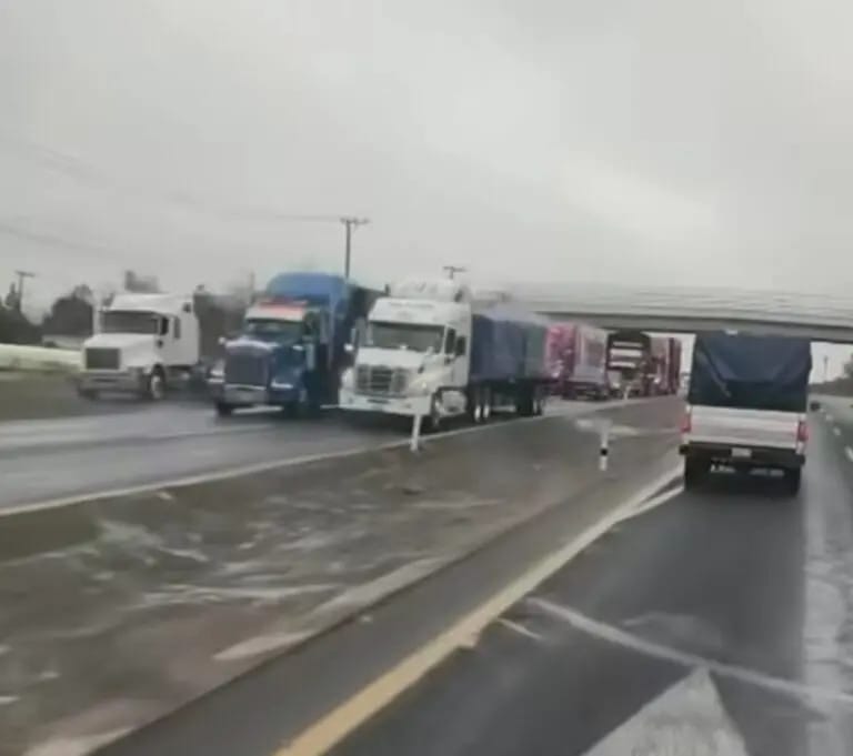 Transportistas bloquean la carretera Tuxpan–Pachuca por altos cobros de corralones Post feature image