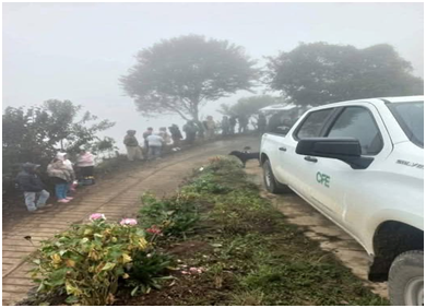 Habitantes retienen a empleados de la CFE por poste eléctrico en peligro Post feature image