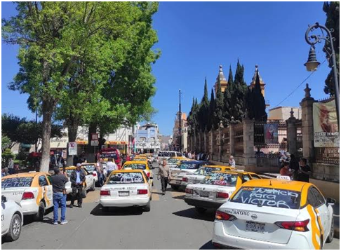 Taxistas protestan  tras detención de operador por presunto traslado de narcóticos Post feature image