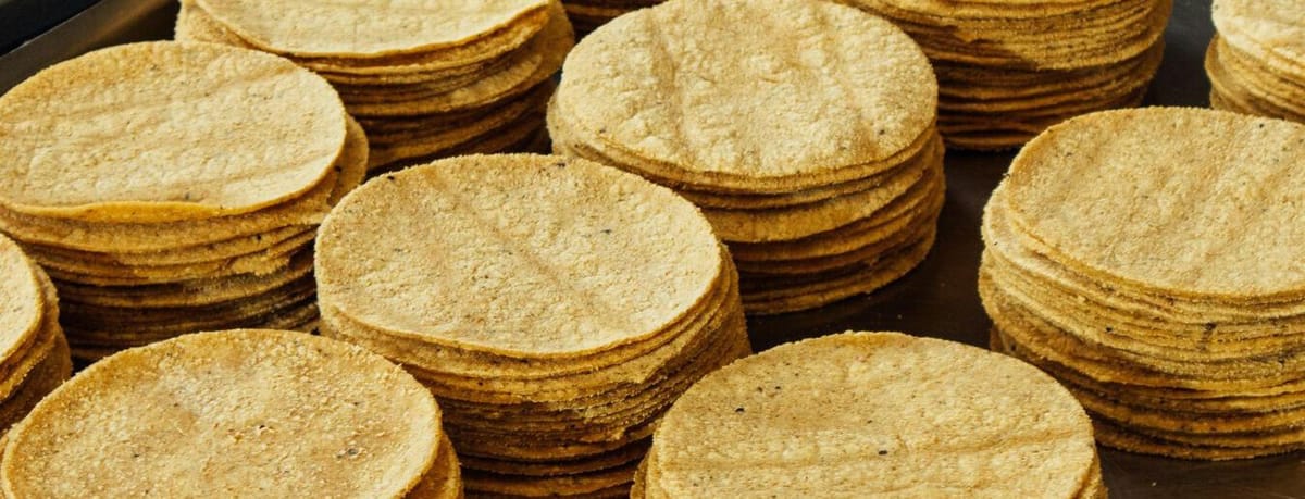 El plástico en la cocina bajo la lupa: el debate sobre cómo conservar las tortillas Post feature image