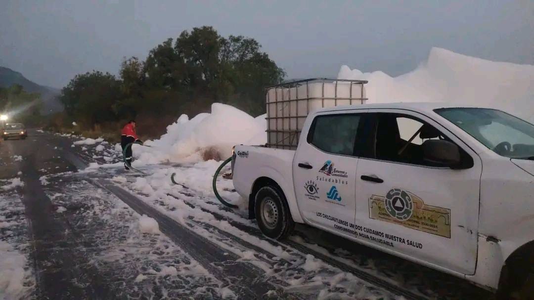 Acumulación de espuma afecta visibilidad en carretera Chilcuautla-Alfajayucan Post feature image