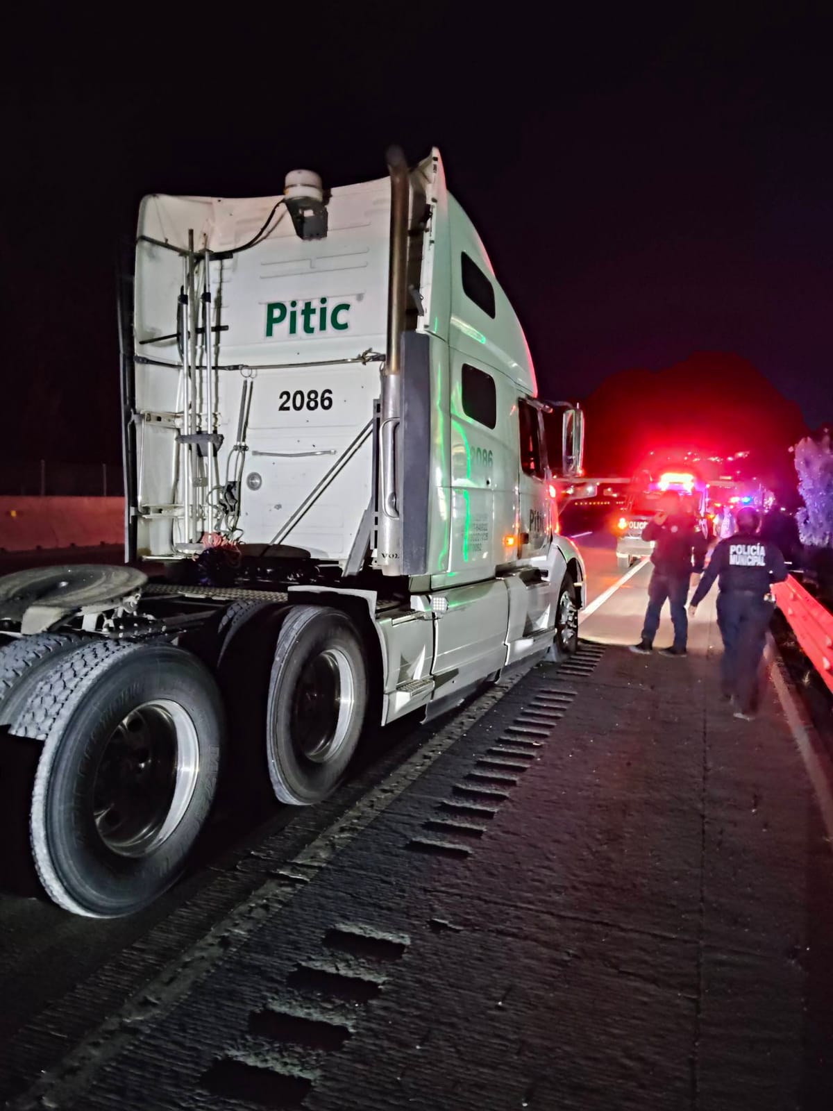 Atacan a balazos tractocamión en la México-Querétaro Post feature image