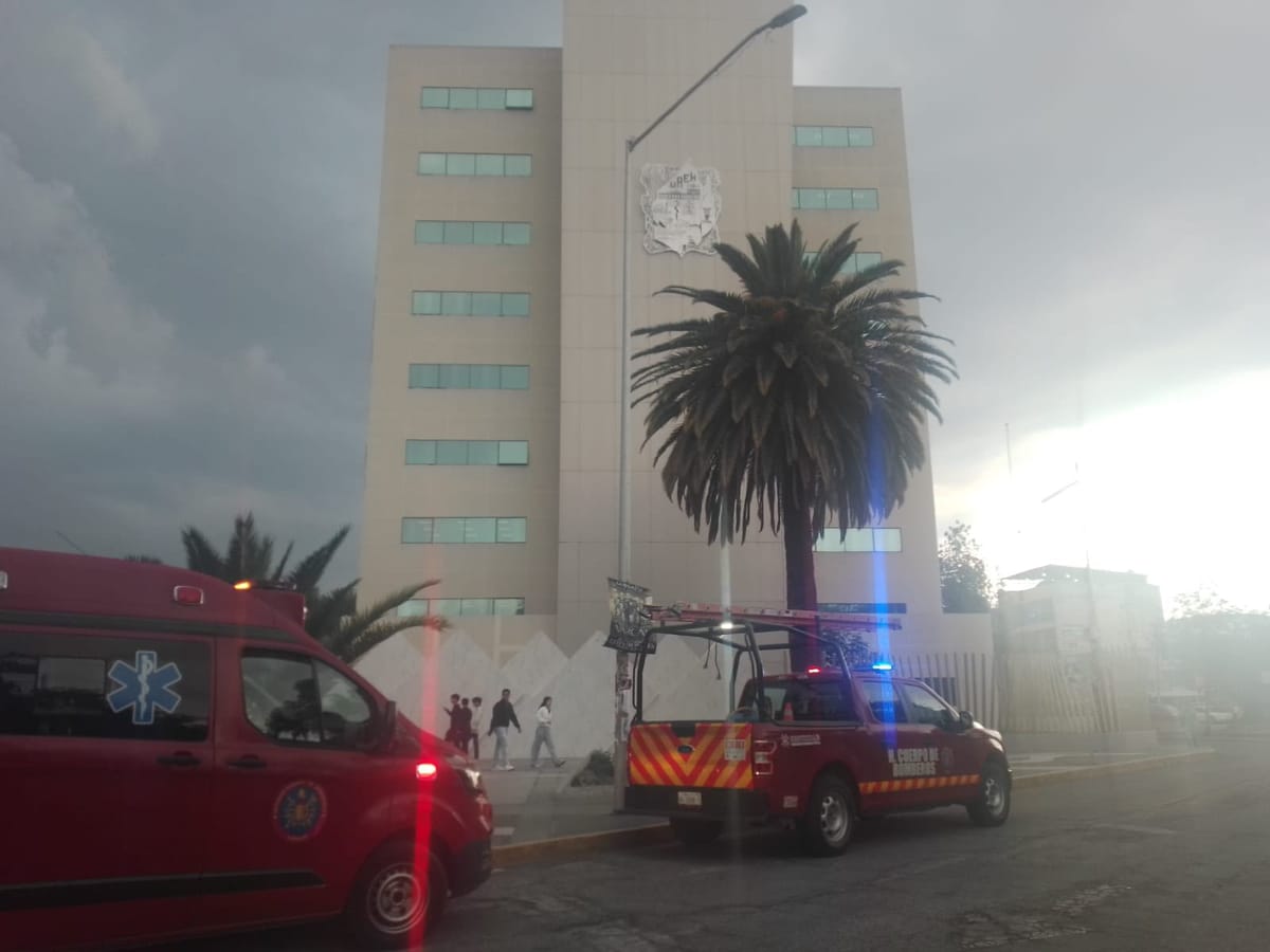 Elevador queda atorado en preparatoria de la UAEH; bomberos atienden Post feature image