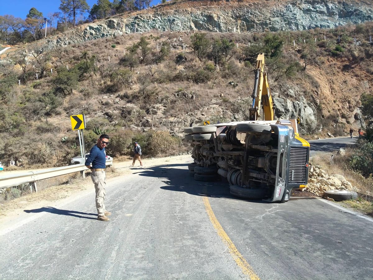 Volcadura de camión provoca derrame de combustible en Mineral del Monte Post feature image