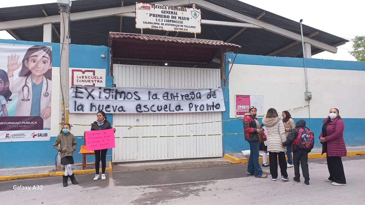 Padres de Familia cierran escuela primaria en Atotonilco de Tula Post feature image