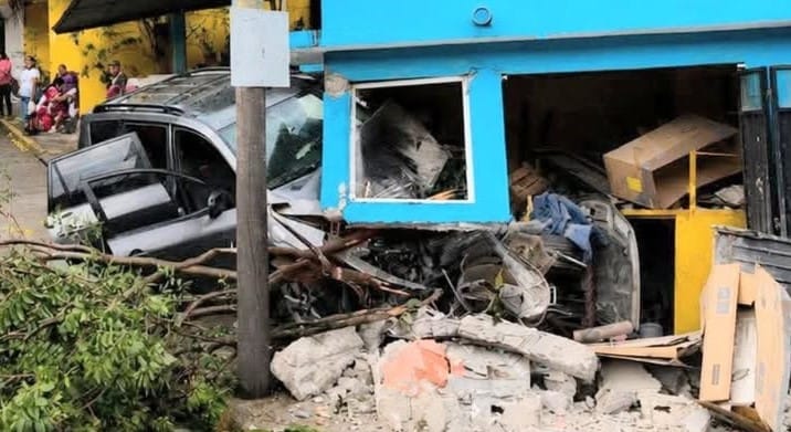 Camioneta se impacta contra local en Huejutla; reportan tres lesionados Post feature image