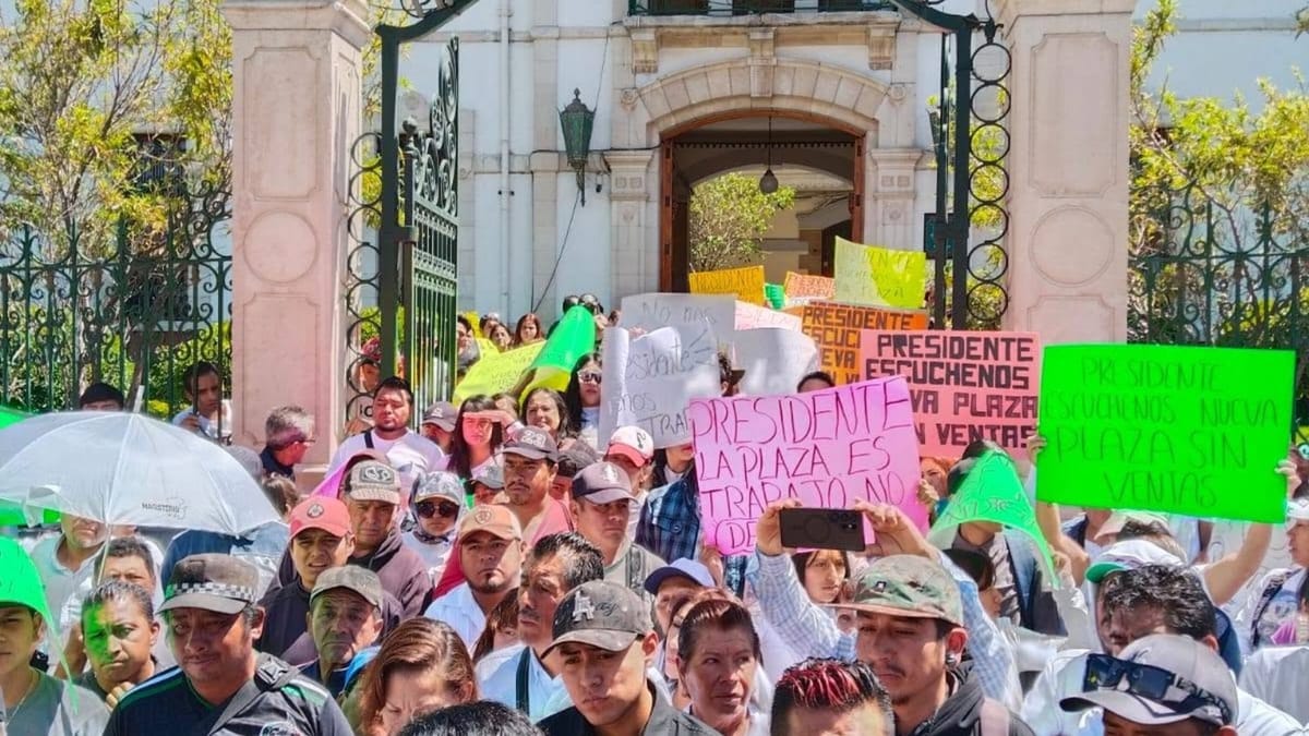Comerciantes reubicados protestan en Pachuca; exigen promoción de nueva plaza comercial Post feature image
