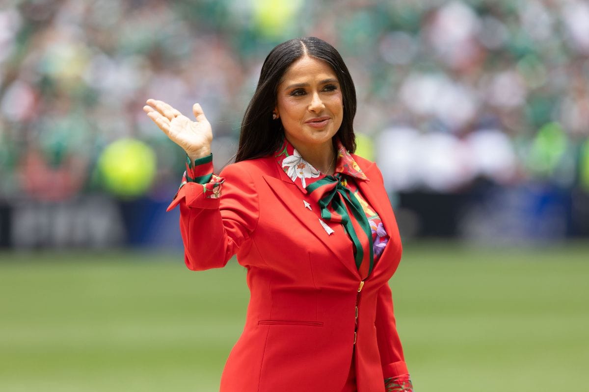 Convence Salma Hayek en la inauguración del mundial Post feature image