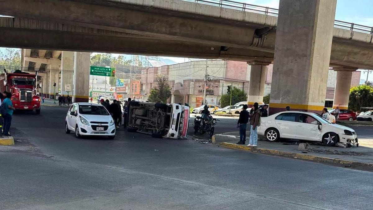 Ocho lesionados tras volcadura de transporte público y vehículo particular en Mineral de la Reforma Post feature image