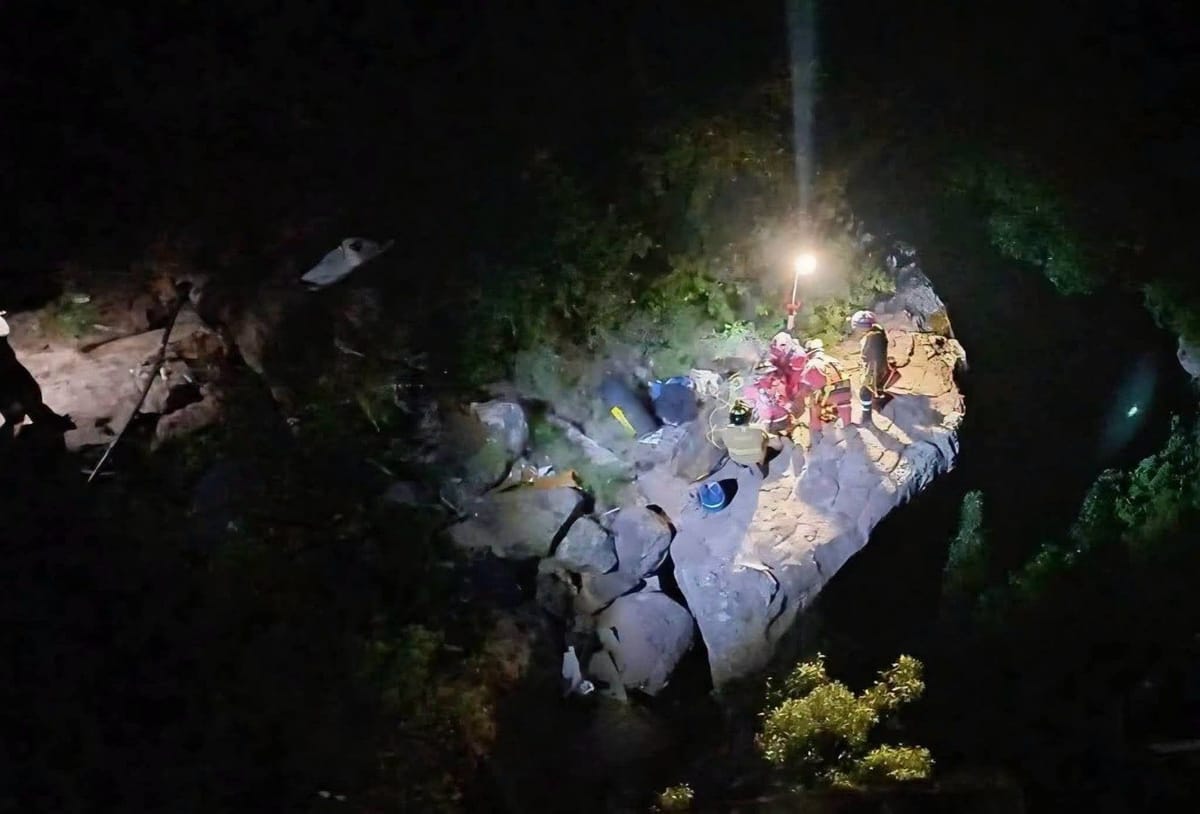Camioneta cae más de 70 metros en el puente de Donguiño; muere joven de 26 años Post feature image