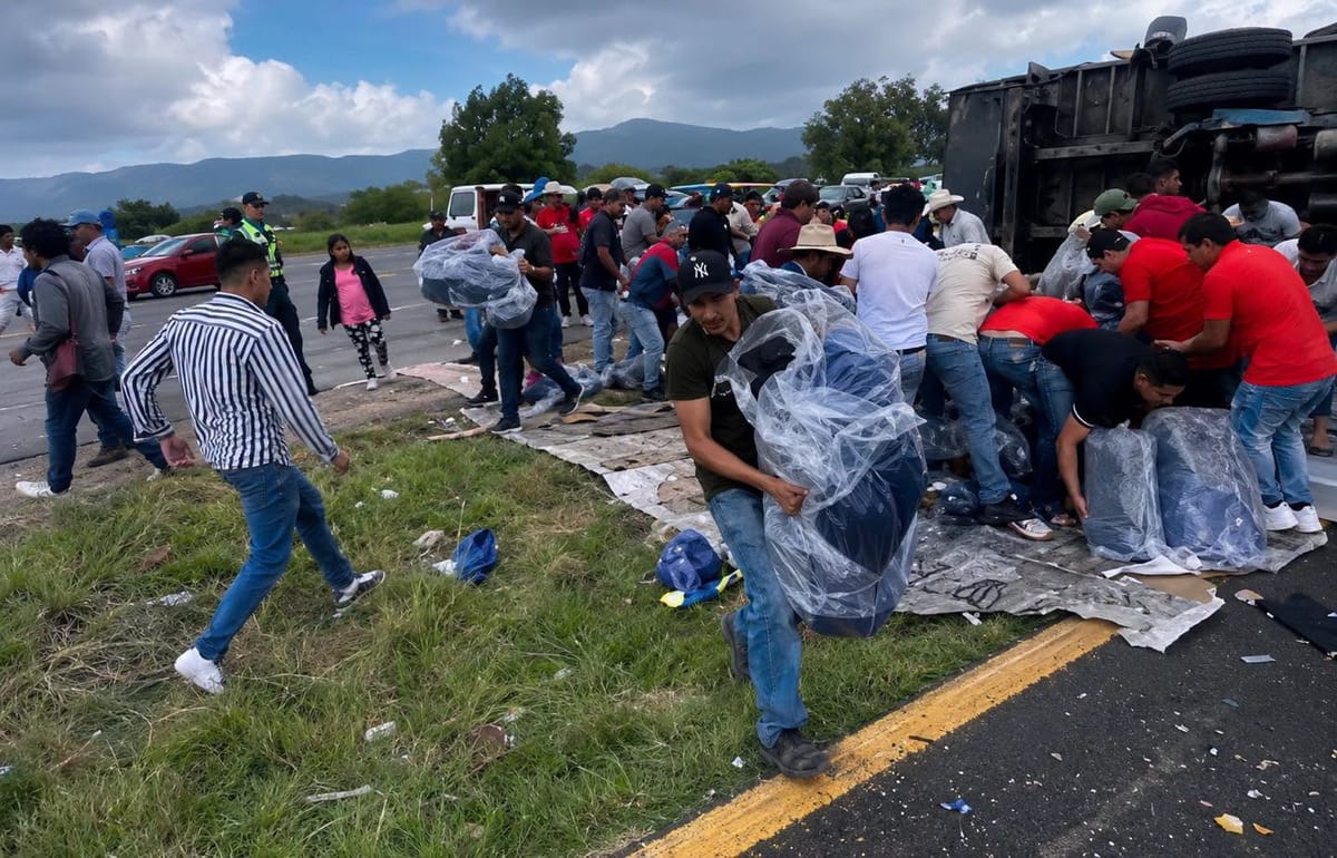 Aprovechan volcadura para cometer actos de rapiña en la México-Tulancingo Post feature image