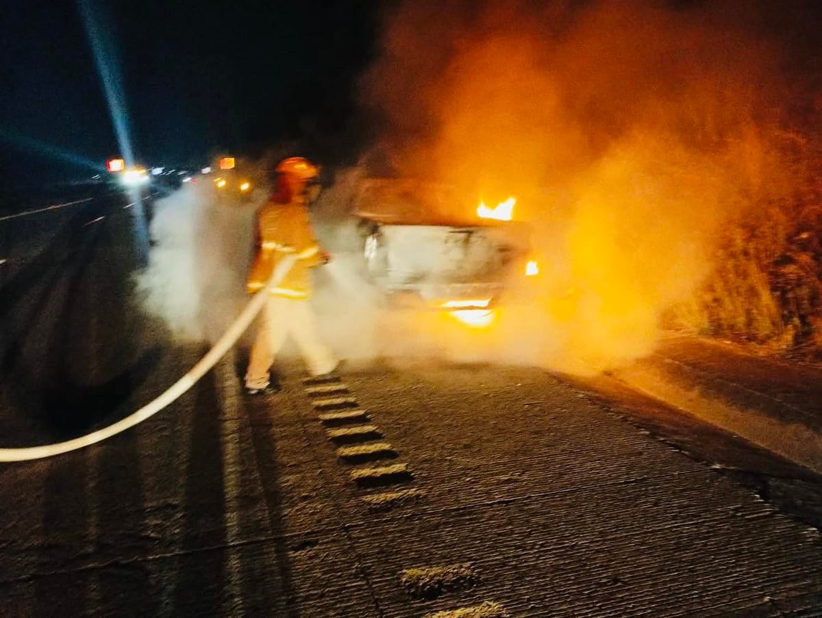 Incendio de camioneta moviliza a cuerpos de emergencia en el Arco Norte Post feature image