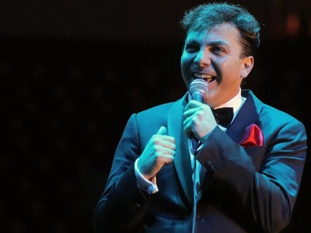 Nunca es tarde, Cristian Castro se gradua de prepa Post feature image