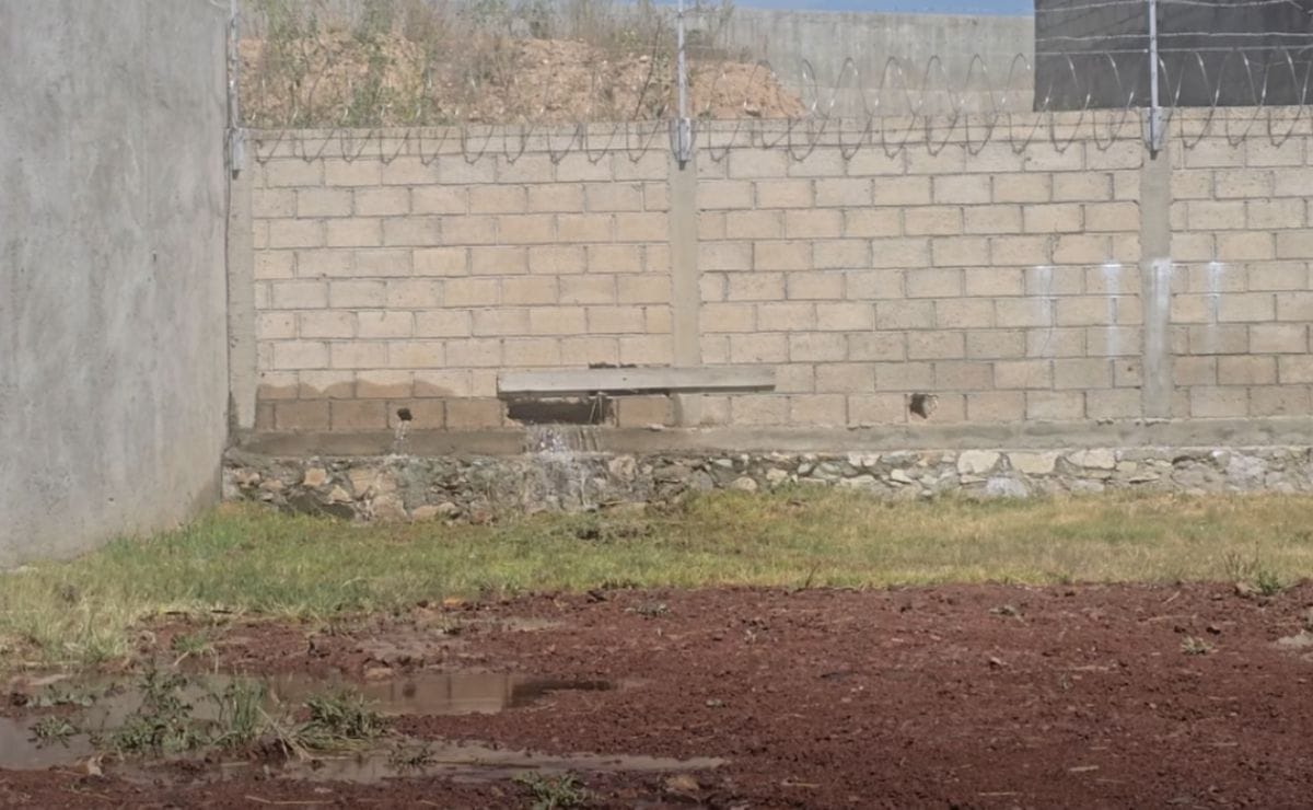Vecinos denuncian fuga de agua potable y piden atención a CAASIM Post feature image