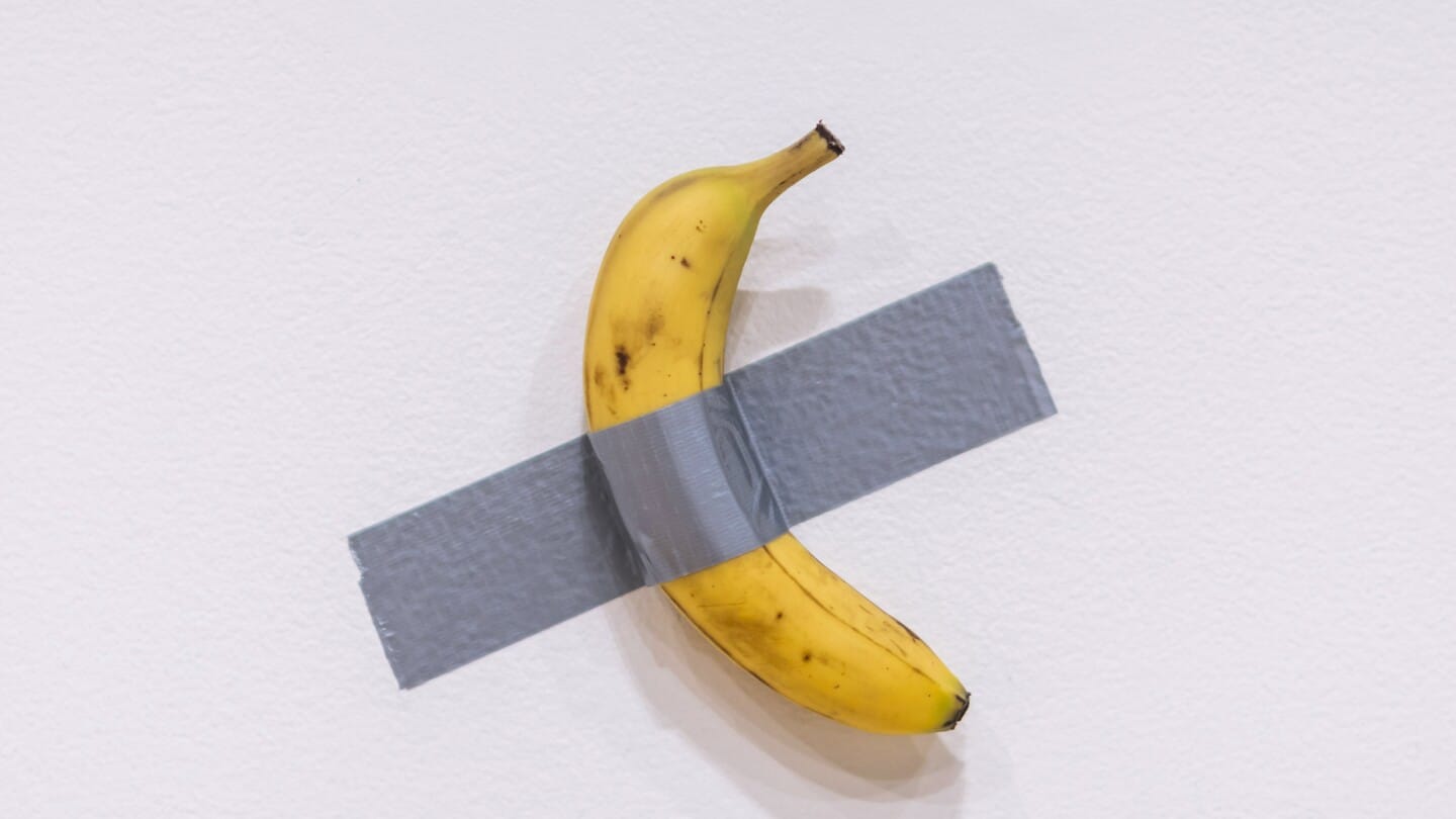 ¡Se comió una obra de 6 millones de dólares! Hombre devora la banana de Maurizio Cattelan en museo Post feature image