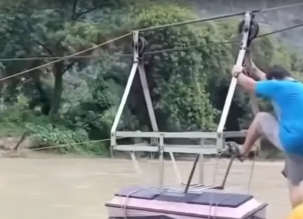 Habitantes de Vado Hondo cruzan el río Amajac en tirolesa casera Post feature image