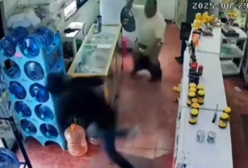 Con machete en mano, dueño de tienda evita robo y desarma a ladrón Post feature image