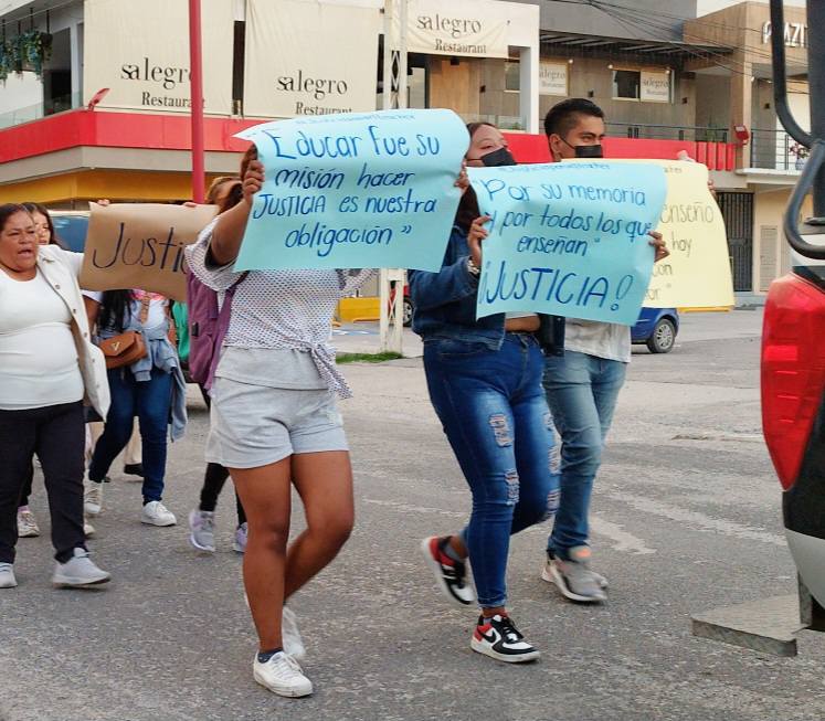 Estudiantes y comunidad exigen justicia por la muerte del profesor de inglés en Tetepango Post feature image