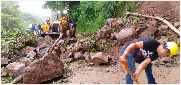 Derrumbe en carretera Huautla–Atlapexco pone en riesgo a automovilistas Post feature image