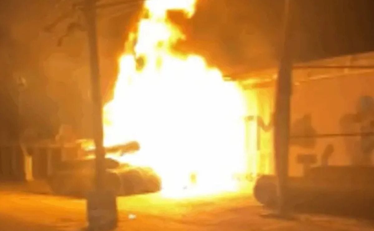 Incendio consume tubos plásticos en establecimiento de la Pachuca–Actopan