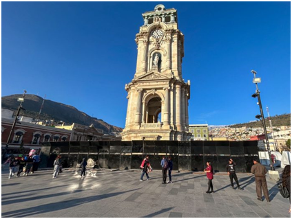 Instalan vallas de seguridad en el Reloj Monumental de Pachuca previo al 8M