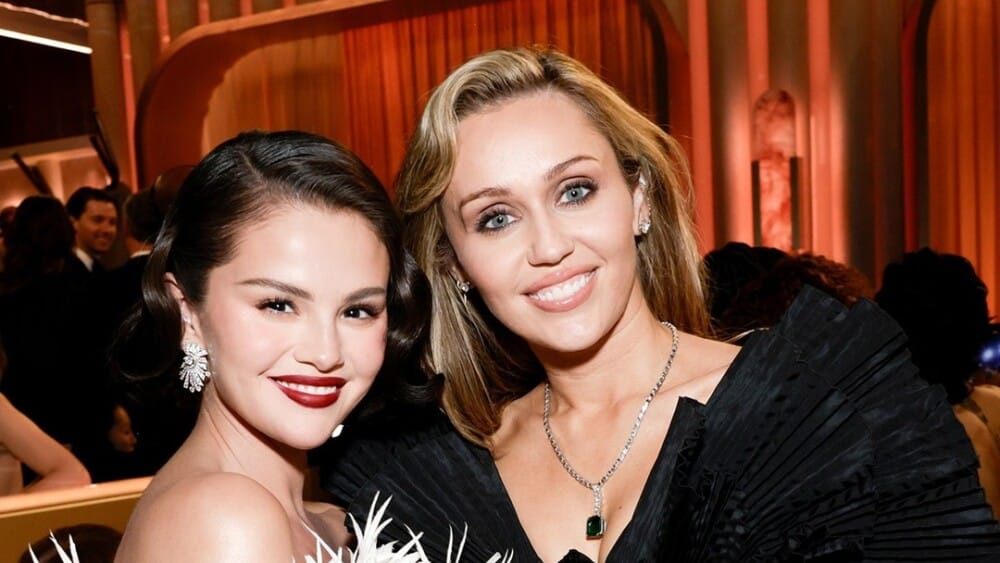 Dos décadas después se reencuentran Miley Cyrus y Selena Gomez Post feature image